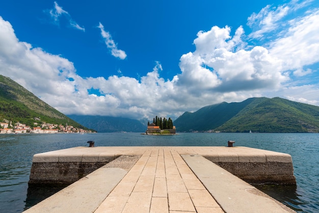 Un'isola vicino alla città di Budva. Montenegro