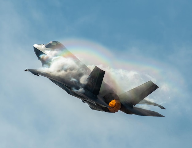 Un jet da combattimento sta volando in aria con del fumo che ne esce.
