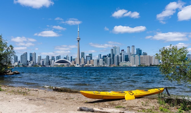 Un kayak sulla costa delle isole di Toronto Toronto City skyline del centro in background Ontario Canada