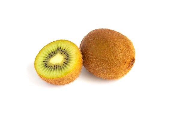 Un kiwi maturo e mezzo isolato