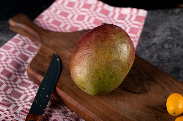 Un kiwi su un tagliere di legno