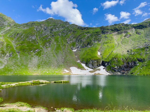Un lago affascinante con l'acqua più limpida tra le montagne in estate
