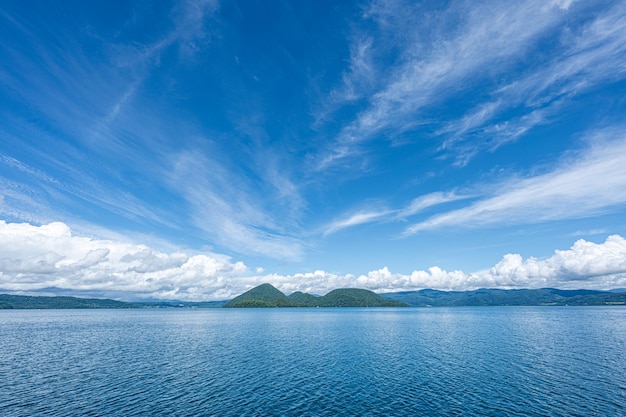 Un lago blu con poche nuvole nel cielo