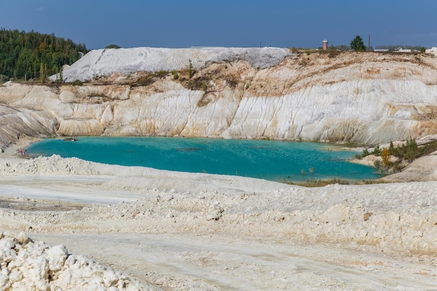 Un lago blu in mezzo a una montagna