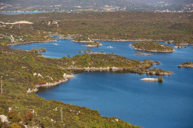 Un lago con alcune isole nel mezzo