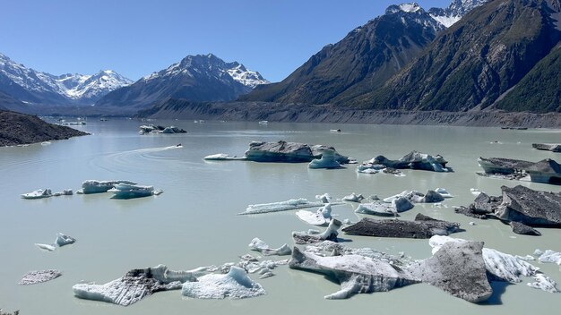 Un lago con iceberg e montagne sullo sfondo