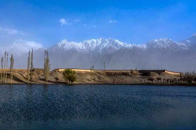 Un lago con le montagne sullo sfondo