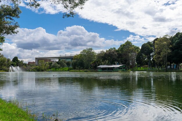 Un lago con un edificio sullo sfondo