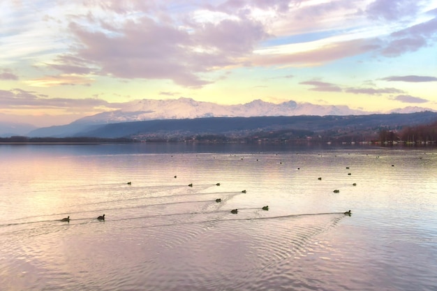 Un lago con un lago e montagne sullo sfondo