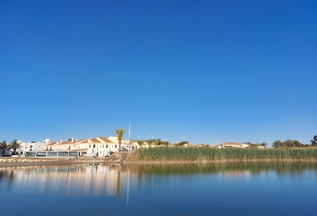 Un lago con una casa sullo sfondo