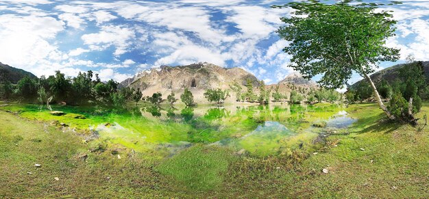 un lago con una montagna sullo sfondo e una montagna nello sfondo