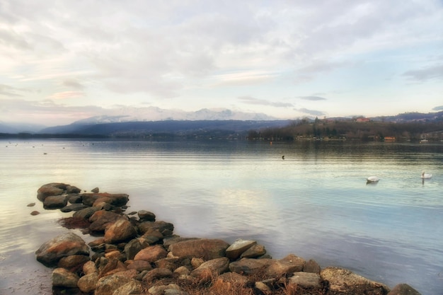 Un lago con una montagna sullo sfondo