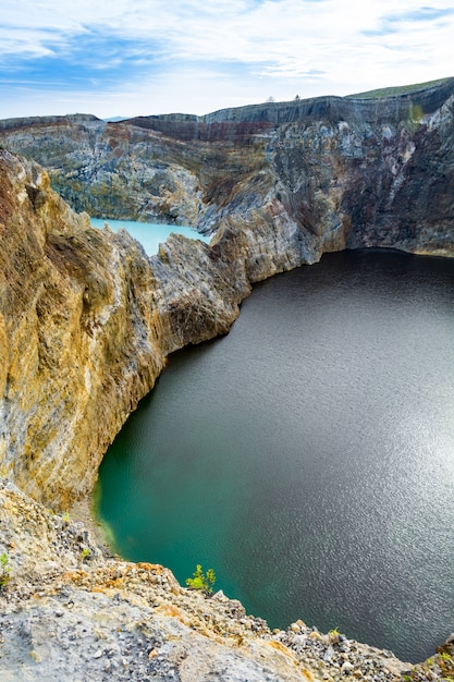 Un lago crater di due colori diversi al vulcano Kelimuto