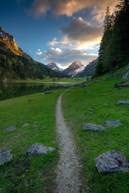 Un lago di montagna con il sentiero escursionistico blu skya dorme accanto