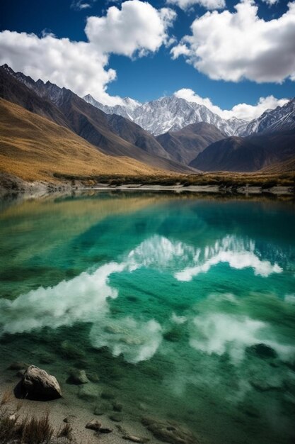 Un lago di montagna con un cielo blu e nuvole