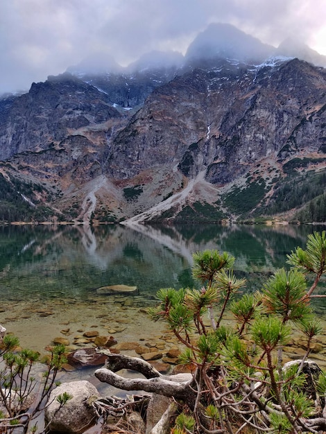 Un lago di montagna con una montagna sullo sfondo