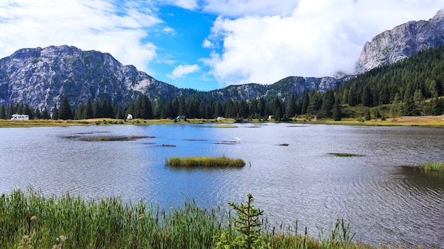 Un lago di montagna nelle Alpi al confine tra Italia e Austria