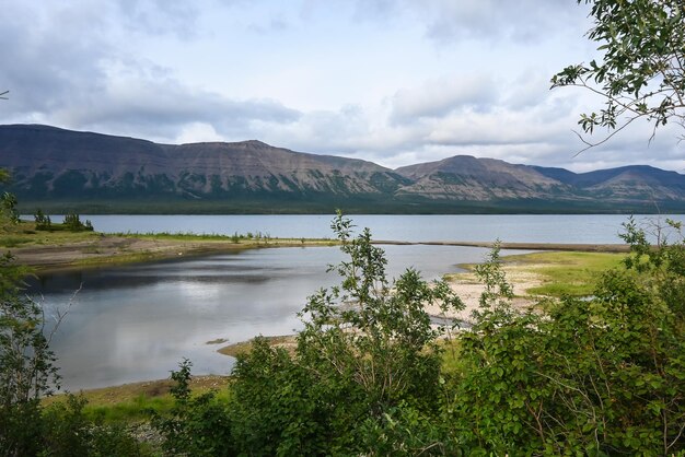 Un lago di montagna sull'altopiano Putorana