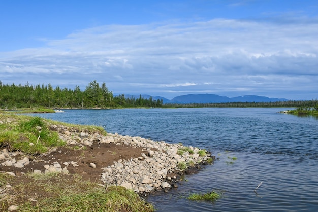 Un lago di montagna sull'altopiano Putorana