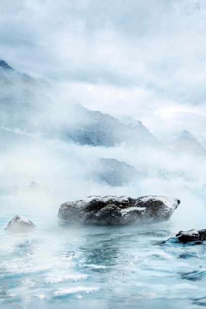 Un lago ghiacciato in montagna