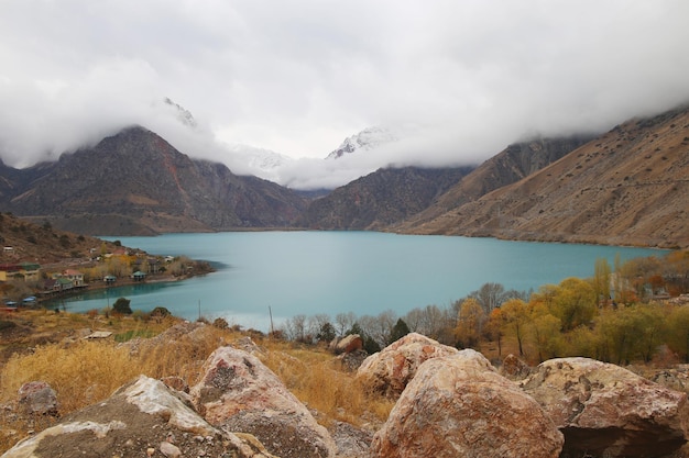 Un lago in montagna con una montagna sullo sfondo