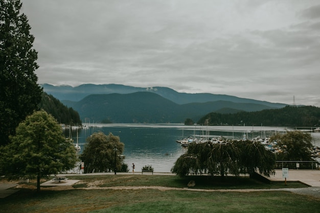 Un lago in montagna con vista sulle montagne in lontananza Deep Cove North Vancouver