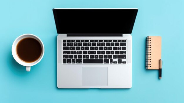 Un laptop, una tazza di caffè e una tazza di caffè sono su uno sfondo blu.