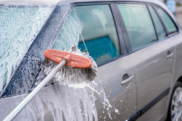 Un lavaggio di un'auto con un lavaggio a getto all'aria aperta Pulizia e disinfezione