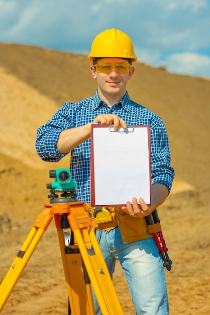 Un lavoratore che tiene appunti vuoti