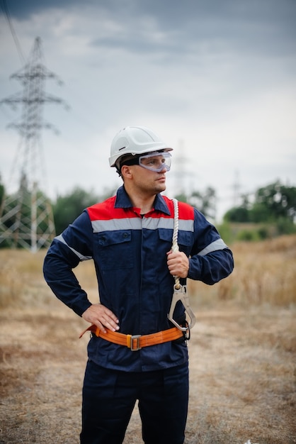 Un lavoratore dell'energia ispeziona le linee elettriche. Energia.