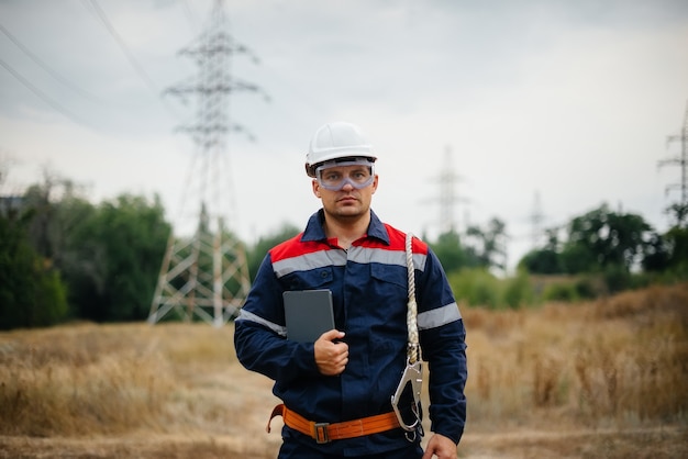 Un lavoratore dell'energia ispeziona le linee elettriche