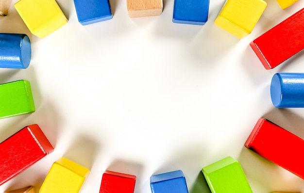 Un layout di giocattoli educativi per bambini piccoli sotto forma di dettagli multicolori del costruttore su a
