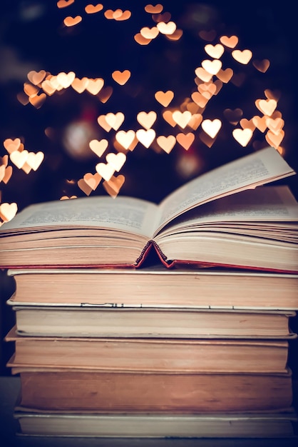 Un libro aperto su uno sfondo bokeh a forma di cuore Simbolo dell'amore di San Valentino