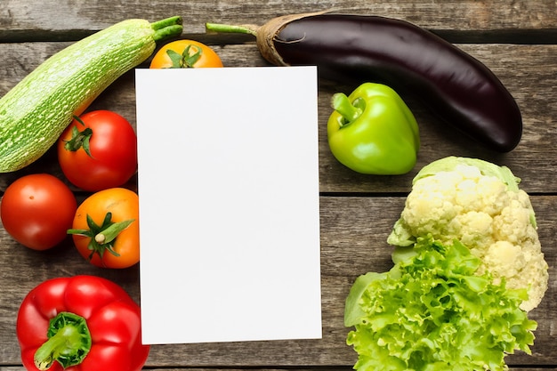 Un libro bianco di creatività salutare in mezzo a una sinfonia di verdure fresche