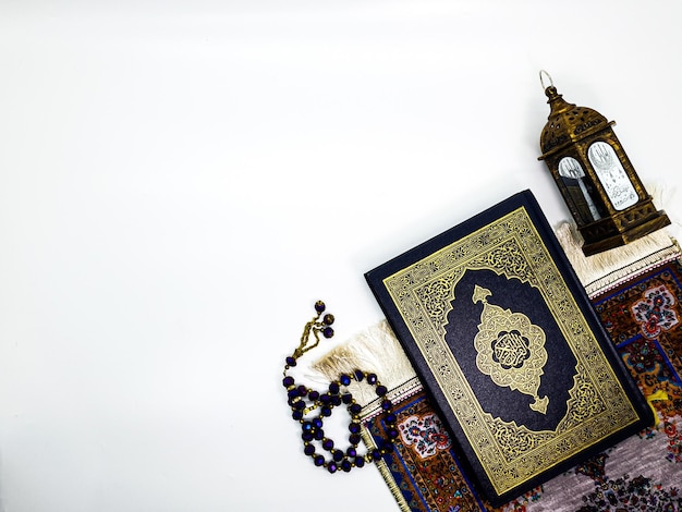 Un libro del Corano si trova su un tavolo accanto a una lampada.