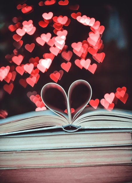 Un libro di carta a forma di cuore su uno sfondo bokeh SOTTO FORMA DI CUORI San Valentino