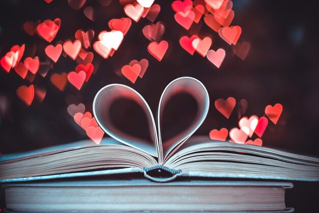 Un libro di carta a forma di cuore su uno sfondo bokeh SOTTO FORMA DI CUORI San Valentino