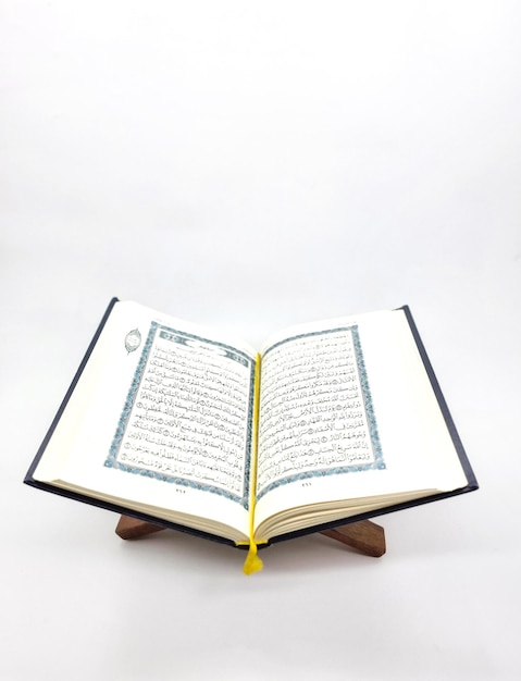Un libro è aperto su una pagina che dice 'al - hijran'su di esso