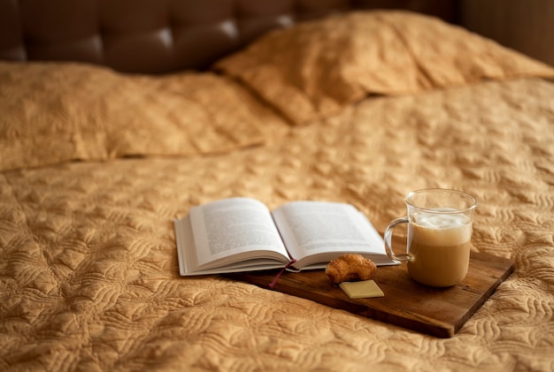 Un libro e un tavolino da caffè sul copriletto.