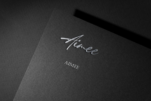 Un libro nero con sopra scritto il nome Annee.