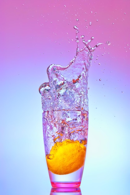 Un limone caduto nell'acqua o qualche bevanda alcolica creando uno splash.