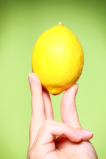 un limone fresco su sfondo verde