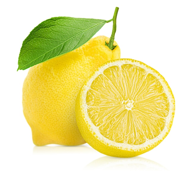 Un limone intero e mezzo limone su uno sfondo bianco isolato