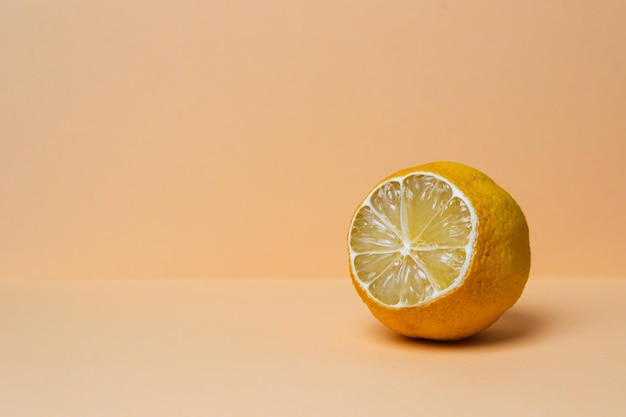 Un limone viene tagliato a metà e posto su un tavolo
