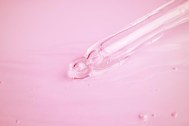 Un liquido rosa con sopra una goccia di liquido