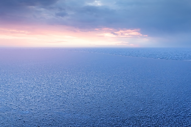 Un luminoso paesaggio mattutino invernale, un morbido calore rimovibile dai raggi del sole