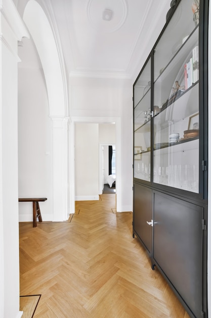 Un lungo corridoio vuoto progettato in stile minimalista