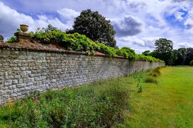 Un lungo muro in campagna