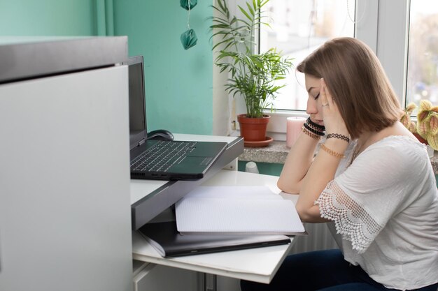 Un lungo periodo di tempo quando fai i compiti scolastici a casa provoca stanchezza