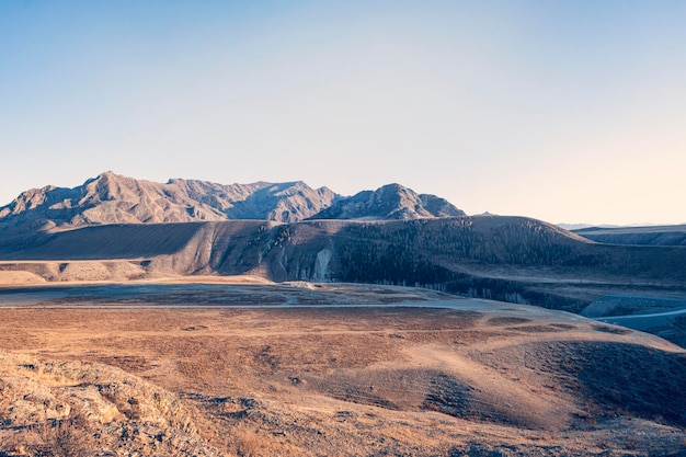 Un luogo con molte rocce e un bellissimo paesaggio montano sullo sfondo